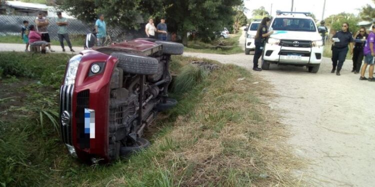 Tras un vuelco, suspenden licencia a un conductor borracho que puso a manejar a su hijo de 11 años