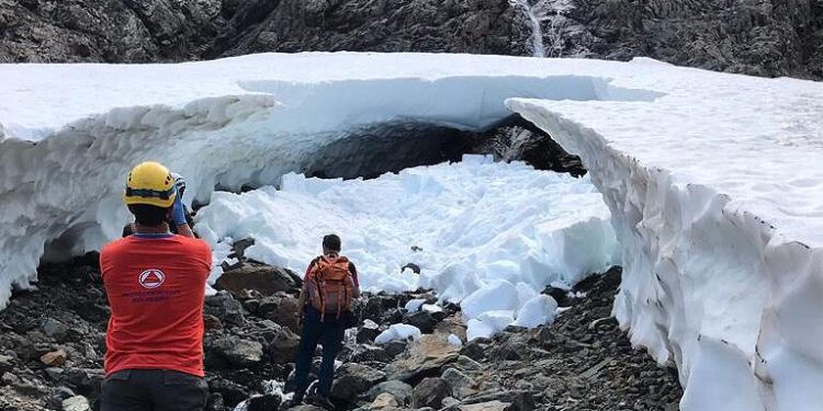 El Bolsón: murió un turista tras el derrumbe en una cueva en el cerro Hielo Azul