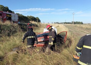 Despiste, choque y vuelco en la ruta 76