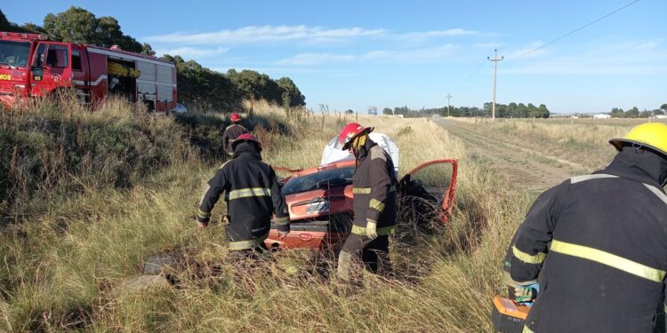 Despiste, choque y vuelco en la ruta 76
