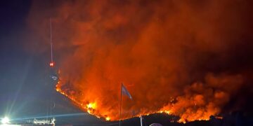 Continúan las tareas para sofocar el incendio forestal