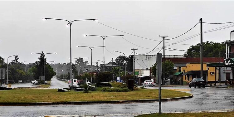 Llueve con intensidad desde hace horas en Sierra de la Ventana y la mínima llegó a 4.8°..