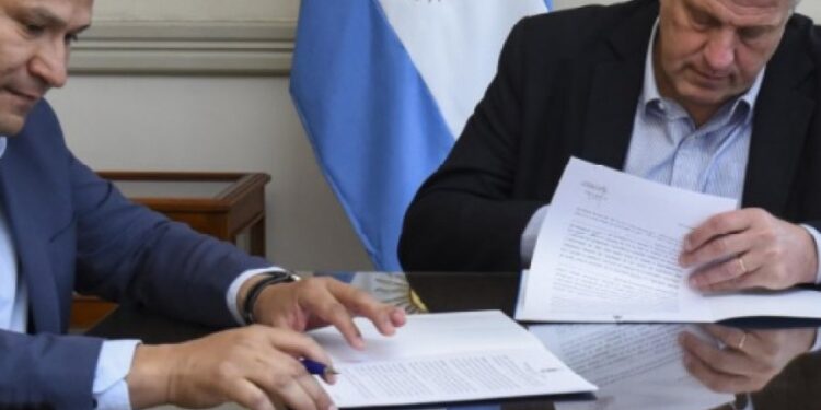 Perczyk firmó convenios con cuatro provincias para que más escuelas primarias sumen horas de clase