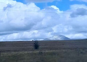 Increíble pero real: El Tres Picos está nevado