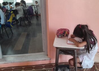 Saldungaray: va a primer grado, sufre bullying y como solución la hacen estudiar fuera del aula