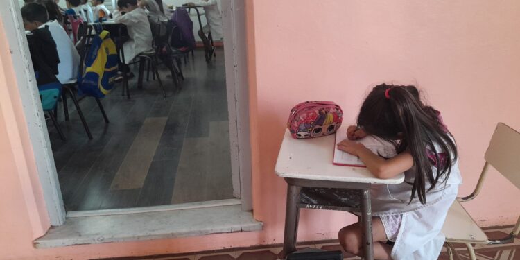 Saldungaray: va a primer grado, sufre bullying y como solución la hacen estudiar fuera del aula