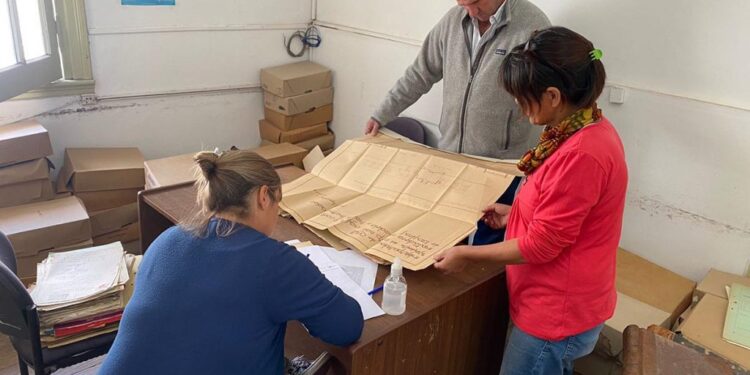Azul: estaban desechando archivos municipales y encuentran 25 planos originales de Francisco Salamone