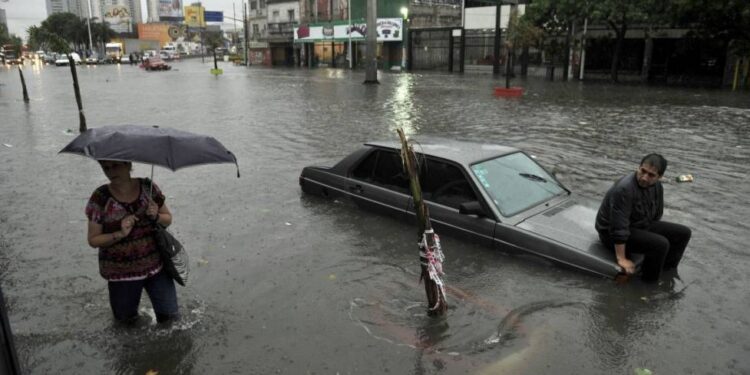 Cayeron más de 130 milímetros en algunos partidos bonaerenses y hubo evacuados