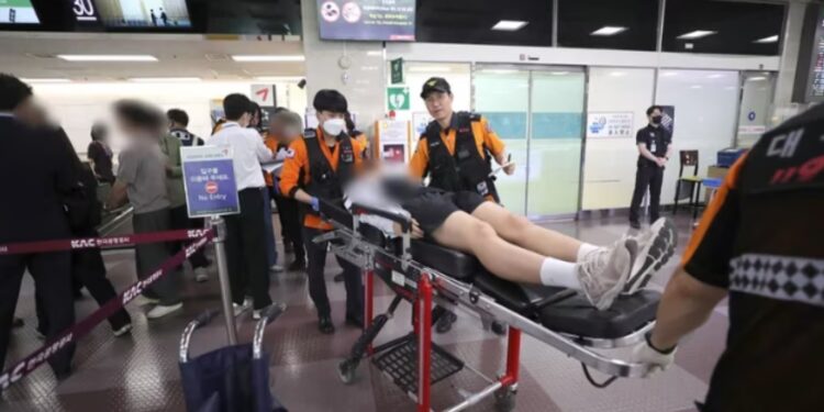 Un pasajero abrió la puerta de emergencia de un avión en pleno vuelo: hay 12 heridos