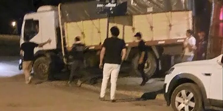 Suspenden la licencia a camionero que intentó chocar un boliche tras enojarse por precio del whisky