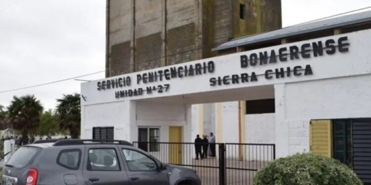 Se fugan en una camioneta dos presos de una cárcel de Sierra Chica