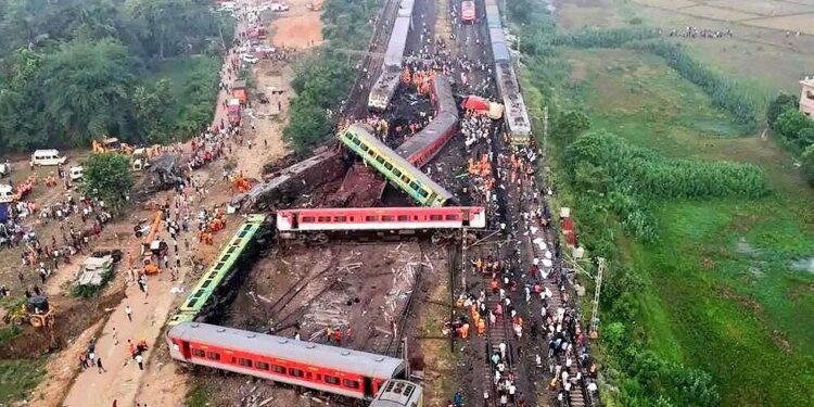 Suman 288 los muertos y 850 los heridos por el accidente de trenes de ayer en India