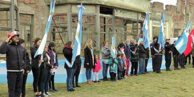 Asociación La Trochita: “Queremos que de acá en más el 20 de junio se celebre en el ex Club Hotel”