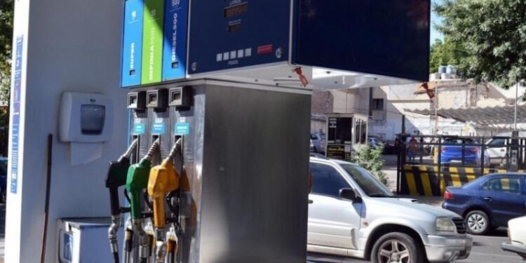 Estaciones de servicio deberán exhibir información de mezclas de combustibles
