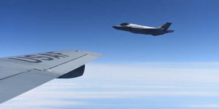 Un avión privado que sobrevolaba Washington DC se estrelló después de ser perseguido por cazas