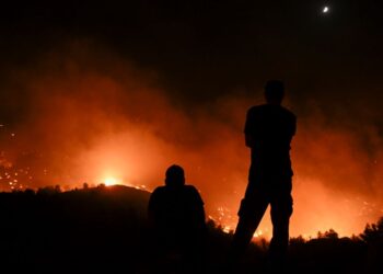 Ola de calor en Grecia: siguen las evacuaciones por incendios forestales en la isla de Corfú y Rodas