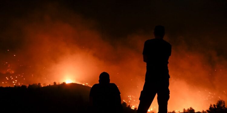 Ola de calor en Grecia: siguen las evacuaciones por incendios forestales en la isla de Corfú y Rodas