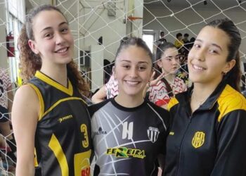 Tres jugadoras del distrito participan de un torneo nacional de vóley en La Pampa