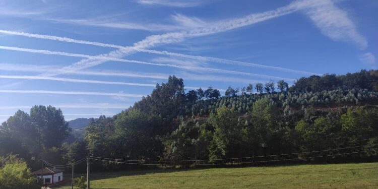 En la comarca serrana y en el centro de la provincia también se preguntan si las estelas que dejan los aviones son solo vapor