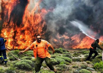 Tres muertos en Grecia, donde siguen los combates contra incendios en medio de altas temperaturas