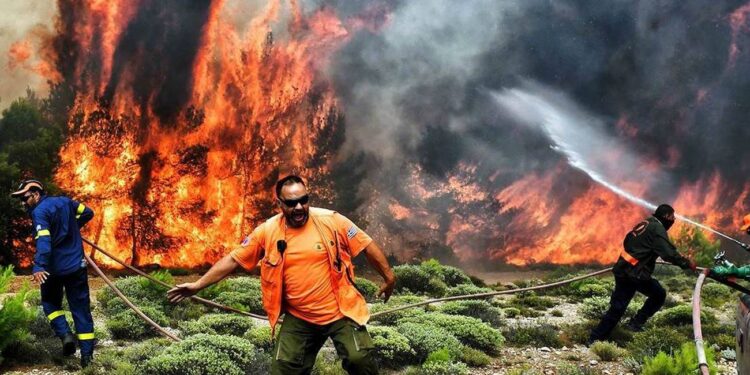 Tres muertos en Grecia, donde siguen los combates contra incendios en medio de altas temperaturas