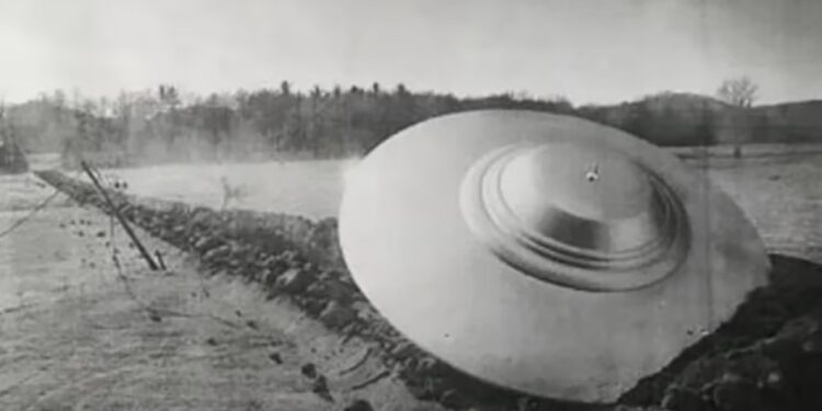 Un ufólogo italiano aseguró que el primer accidente de un OVNI del mundo ocurrió en Italia en 1933 y Mussolini buscó ocultarlo