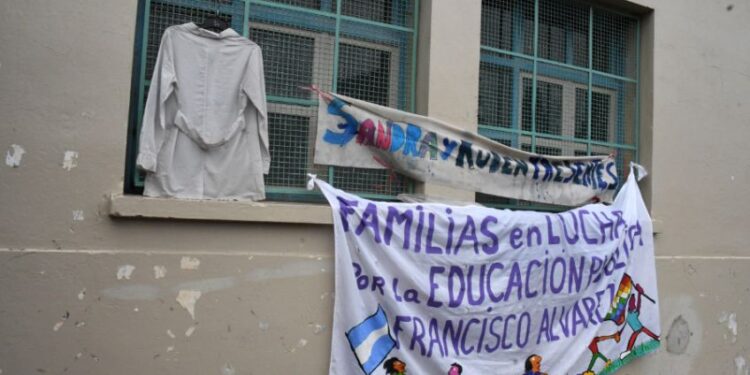 Comienza juicio por muertes de vicedirectora y auxiliar en explosión en escuela de Moreno en 2018