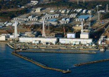 Ultiman preparativos antes del vertido al mar del agua de la central nuclear japonesa de Fukushima