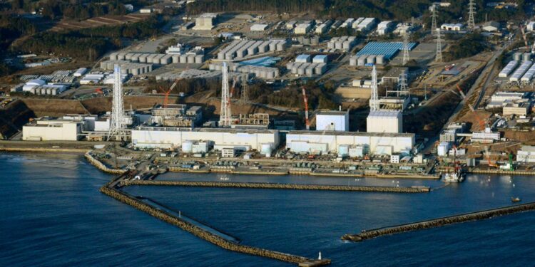 Ultiman preparativos antes del vertido al mar del agua de la central nuclear japonesa de Fukushima