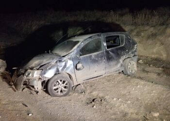 Automovil con 3 ocupantes vuelca en la Ruta 33; un homfre resultó herido.