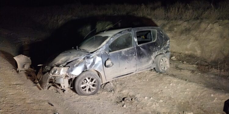 Automovil con 3 ocupantes vuelca en la Ruta 33; un homfre resultó herido.