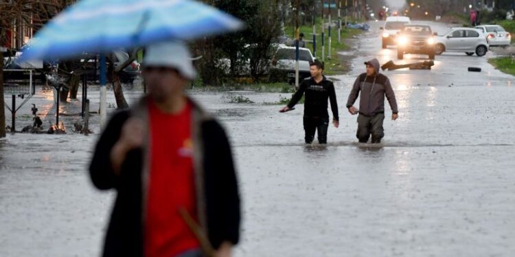 Más de 1.300 familias afectadas por el temporal en La Plata y Berisso