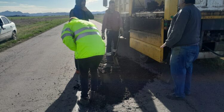 Bachean la ruta 76 entre Tornquist y Sierra de la Ventana