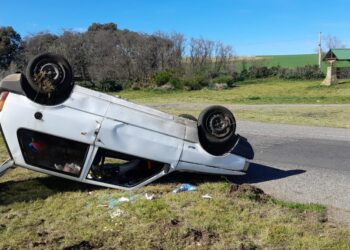 Vuelco en el cruce de acceso a Sierra de la Ventana.
