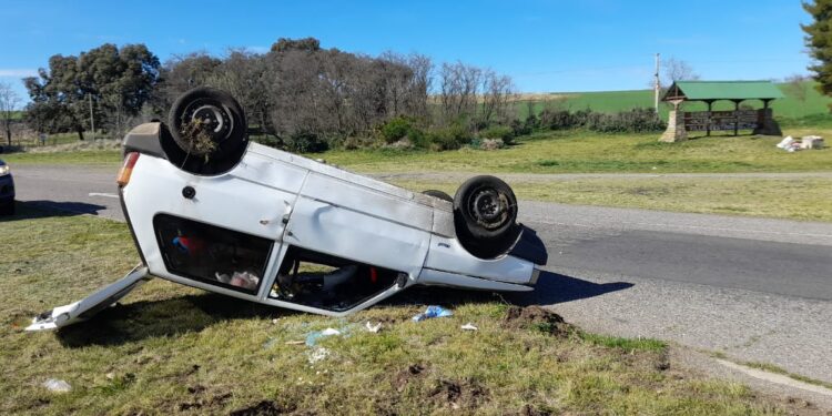 Vuelco en el cruce de acceso a Sierra de la Ventana.