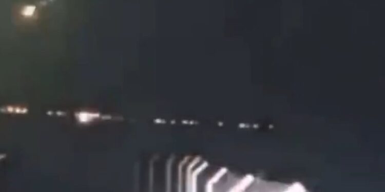 ¿Qué pasó en el cielo de Bariloche? Los videos de la extraña luz que iluminó la ciudad en plena noche