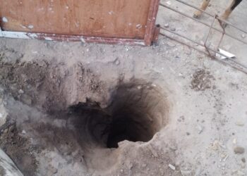 Rescatan sano y salvo a un niño de 3 años que cayó en pozo ciego en una vivienda de Bahía Blanca