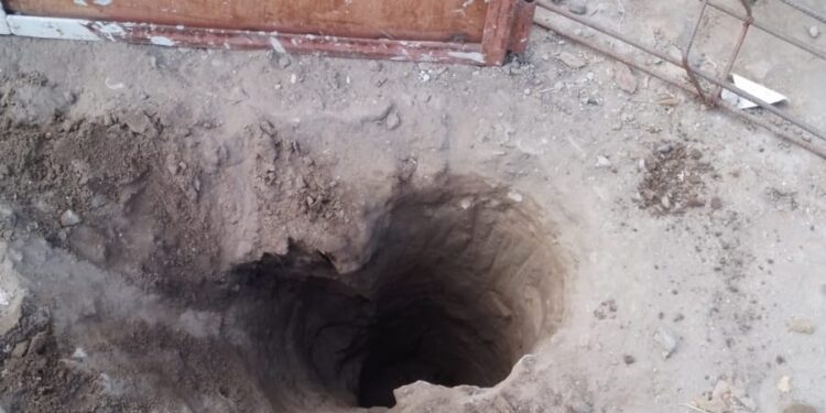 Rescatan sano y salvo a un niño de 3 años que cayó en pozo ciego en una vivienda de Bahía Blanca