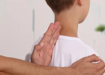 Kinesiólogos bonaerenses evalúan posturas anormales durante actividad física en niños y niñas