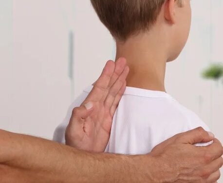 Kinesiólogos bonaerenses evalúan posturas anormales durante actividad física en niños y niñas