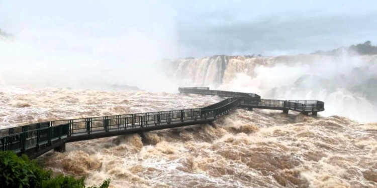Por crecida en río Iguazú, siguen cerradas las cataratas y hoy habrá una reunión para evaluar daños