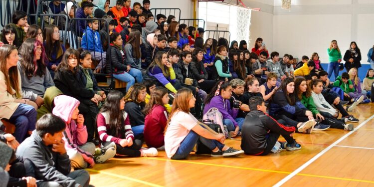 Los talleres de «ESI con amigues» del Ministerio de las Mujeres continúan recorriendo toda la Provincia