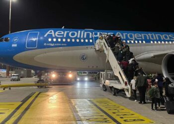 Regreso Seguro: llegó al país el vuelo de Aerolíneas Argentinas con primeros repatriados de Israel