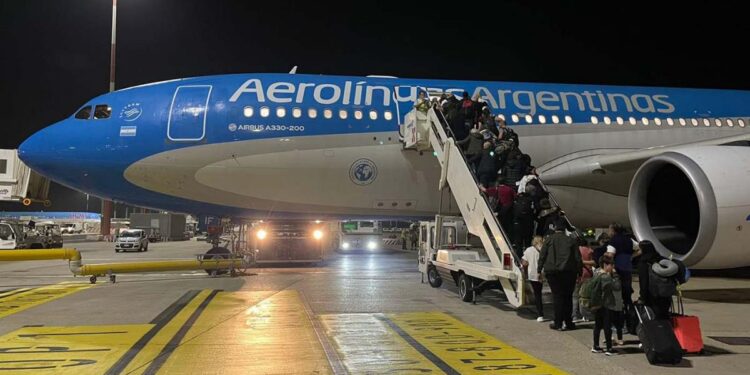 Regreso Seguro: llegó al país el vuelo de Aerolíneas Argentinas con primeros repatriados de Israel