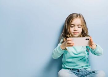 Mucho tiempo frente a las pantallas podría ser un signo temprano de TDAH o autismo