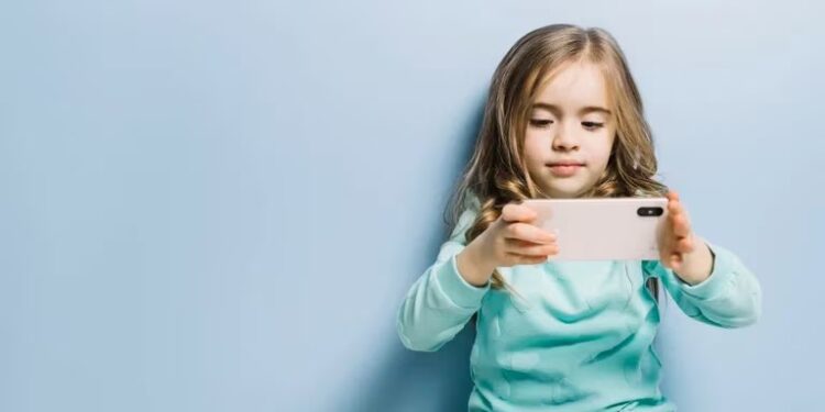 Mucho tiempo frente a las pantallas podría ser un signo temprano de TDAH o autismo