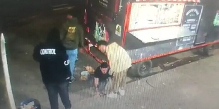 Brutal golpiza en Bahía Blanca: lo atacaron a golpes de puño y a patadas y debió ser hospitalizado