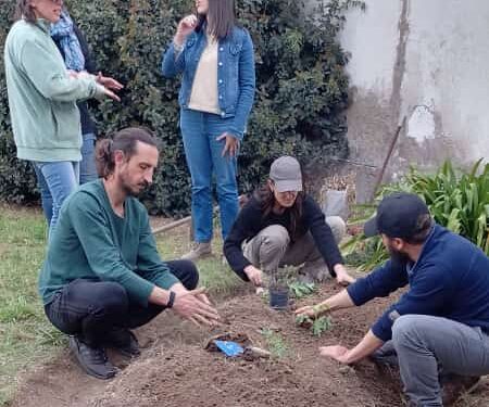 Continúan los talleres de huertas agroecológicas colaborativas en el distrito