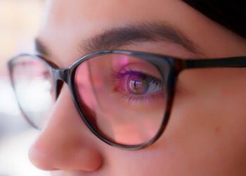 Día mundial de la visión: abusar de las pantallas es nocivo, no importa la edad