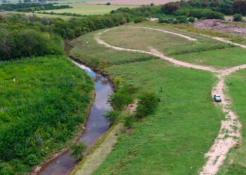 Detectaron contaminación con microplásticos en aguas de dos cuencas bonaerenses